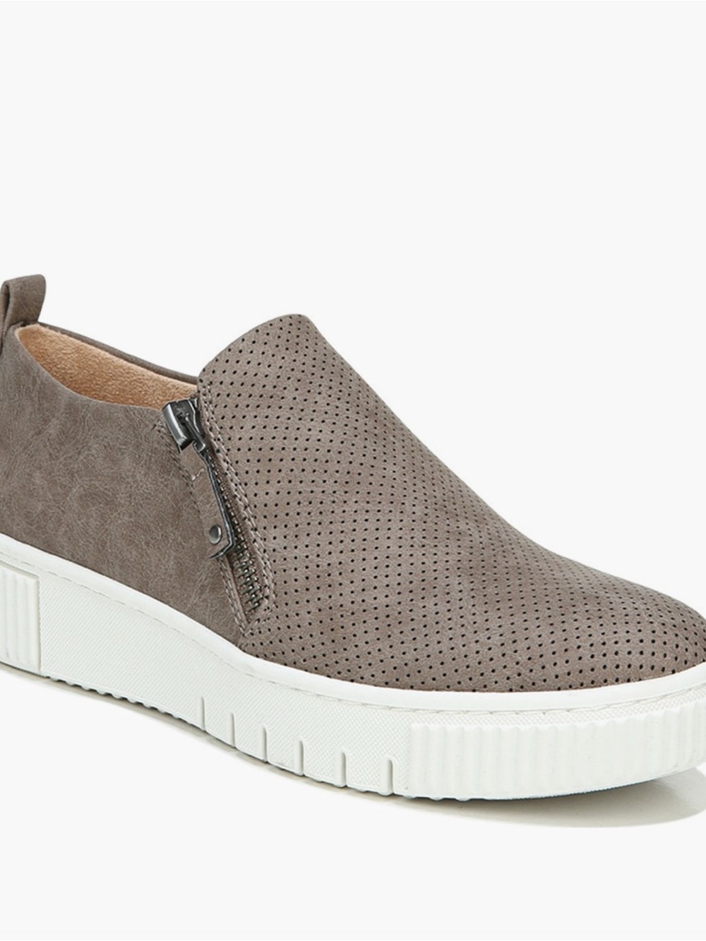 SOUL NATURALIZER
Turner Perforated
Plattorm slip on women’s Sneaker size 9.5
